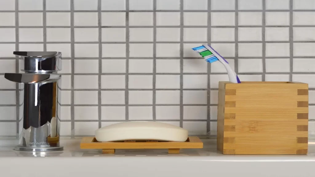 Verwendung einer Bambus-Seifenschale in der Dusche